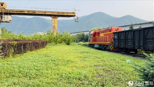 通鋼產(chǎn)品通過鐵路運(yùn)輸出場。人民網(wǎng) 謝瑩攝