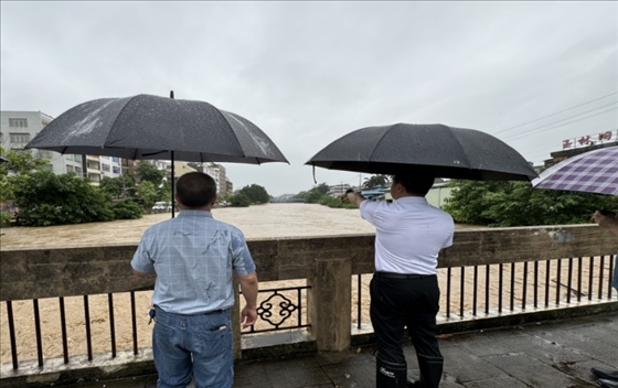 工作組在防汛一線開展工作。受訪者供圖