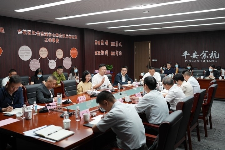 由浙江省信訪局和相關(guān)部門負(fù)責(zé)人組成的下訪團(tuán)在杭州市余杭區(qū)社會(huì)治理中心接待來訪群眾。新華社記者 翁忻旸 攝