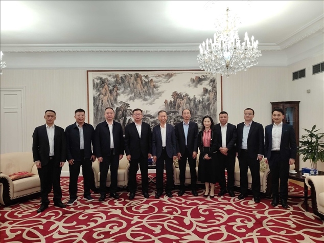 中國(guó)駐瑞典大使崔愛(ài)民（左五）會(huì)見(jiàn)中國(guó)中鐵股份有限公司總裁陳文健一行并合影。中國(guó)駐瑞典大使館供圖