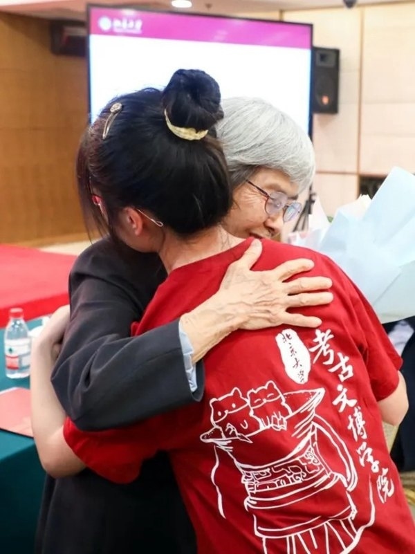 2023年，在校友向母校捐贈(zèng)儀式上，鐘芳蓉與樊錦詩(shī)擁抱。校方供圖