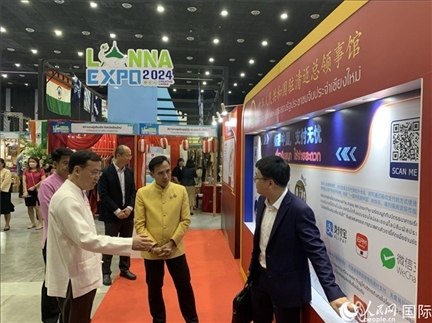 7月9日，中國駐清邁總領(lǐng)事陳海平與清邁副府尹威拉蓬等共同參觀以“暢游中國、支付無憂”為主題的中國展位。人民網(wǎng)記者章念生攝