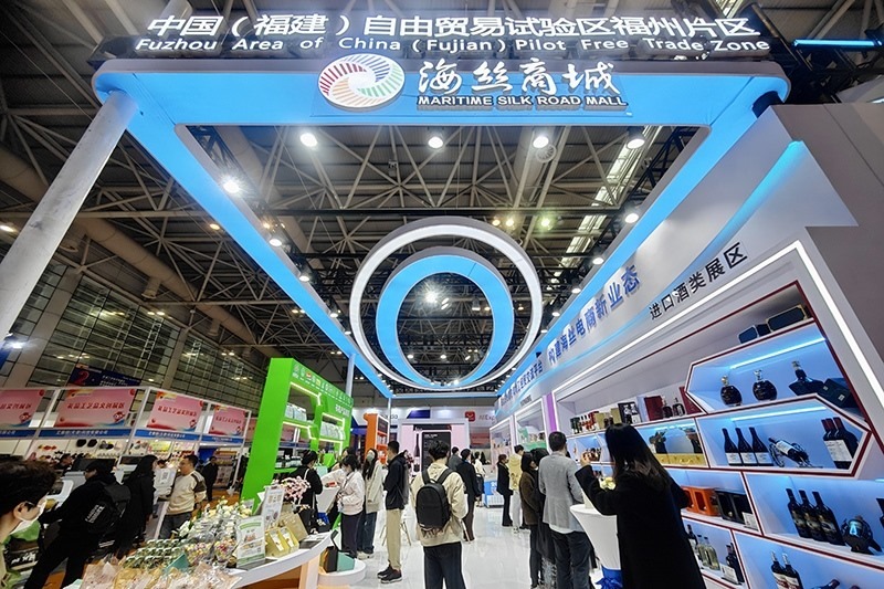 2024年3月18日，第四屆中國跨境電商交易會在福建福州開幕。展會聚焦“鏈接跨境全流域 共建電商新生態(tài)”，集聚全國80余個(gè)外貿(mào)產(chǎn)業(yè)帶的上千家供應(yīng)鏈企業(yè)。