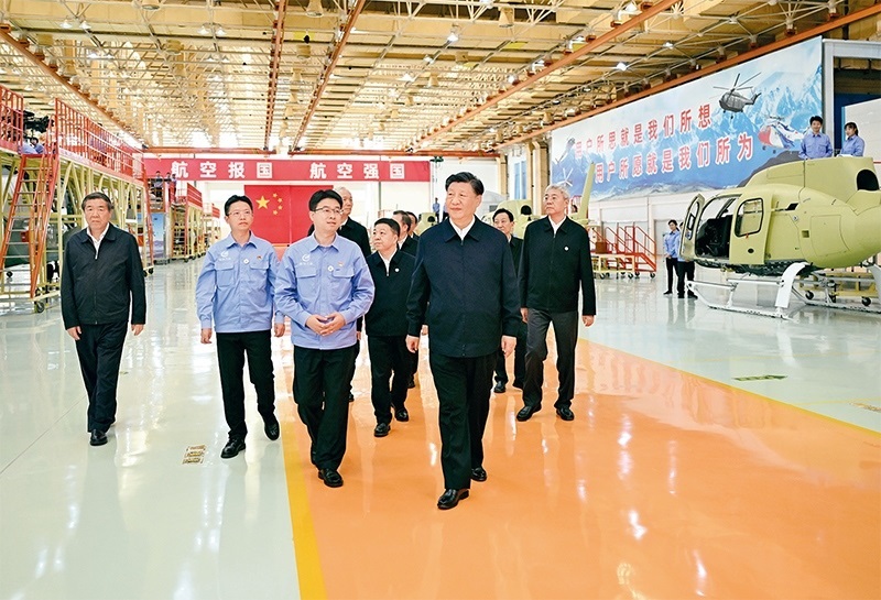 2023年10月10日至13日，中共中央總書記、國家主席、中央軍委主席習(xí)近平在江西考察。這是11日上午，習(xí)近平在景德鎮(zhèn)市昌河飛機(jī)工業(yè)（集團(tuán)）有限公司考察。 新華社記者 燕雁/攝