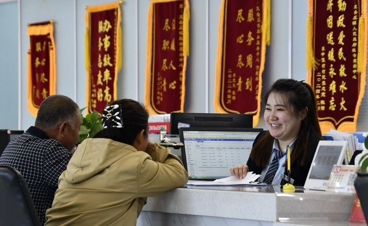 2024年3月25日，北京市大興區(qū)龐各莊鎮(zhèn)政務服務中心的工作人員耐心為群眾解答問題。大興區(qū)龐各莊鎮(zhèn)政務服務中心用“最多跑一次”的工作理念為企業(yè)和群眾提供了便利化、精準化、個性化的衍生服務。新華社記者 李欣 攝