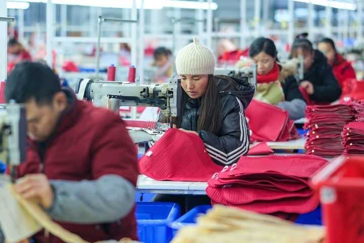 2024年1月18日，社區(qū)居民在紅安社區(qū)的鄉(xiāng)村振興就業(yè)車間工作。紅安社區(qū)是由易地搬遷安置區(qū)單獨成立的新社區(qū)，位于湖南省湘西土家族苗族自治州鳳凰縣禾庫鎮(zhèn)。新華社記者 張鋮 攝