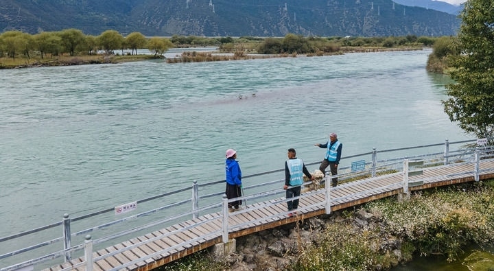 西藏雅尼國家濕地公園管護員在巡護途中小憩（無人機照片，2023年9月8日攝）。新華社記者 丁增尼達 攝