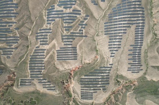 通渭縣10萬千瓦集中式光伏發(fā)電項目。新華社記者 張睿 攝