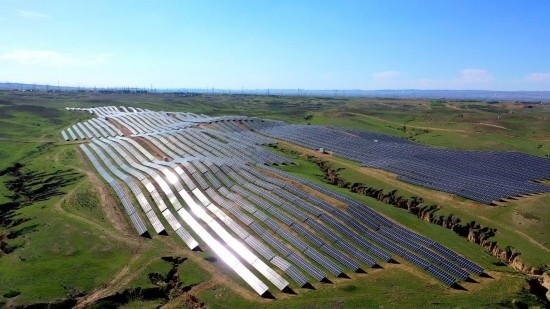 紅寺堡區(qū)發(fā)展光伏產(chǎn)業(yè)。新華社發(fā)（康國慶 攝）