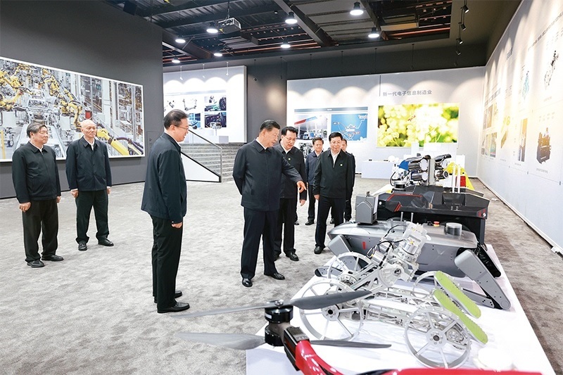 2024年4月22日至24日，中共中央總書記、國家主席、中央軍委主席習(xí)近平在重慶考察。這是22日下午，習(xí)近平參觀重慶科技創(chuàng)新和產(chǎn)業(yè)發(fā)展成果展示。 新華社記者 王曄/攝