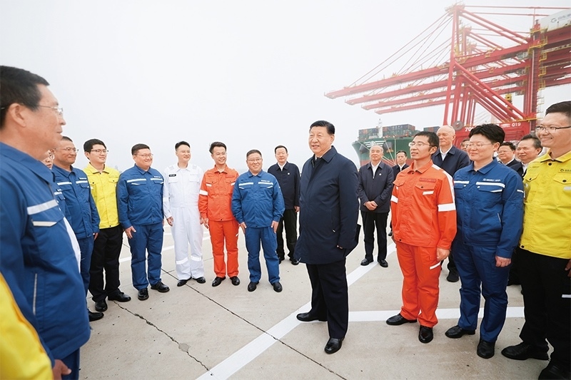 2024年5月22日至24日，中共中央總書記、國家主席、中央軍委主席習(xí)近平在山東考察。這是22日下午，習(xí)近平在日照港親切慰問港口科技工作者、運(yùn)營人員、航運(yùn)人員。 新華社記者 鞠鵬/攝