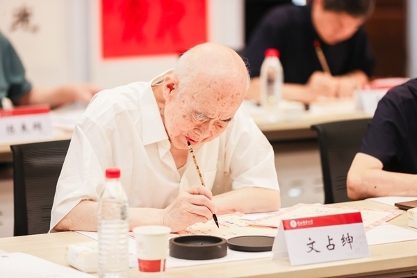 陜西師范大學(xué)毛筆手寫錄取通知書現(xiàn)場。校方供圖