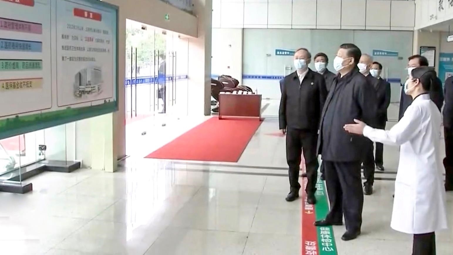 △2021年3月23日，習(xí)近平總書記在福建三明沙縣總醫(yī)院住院樓一層大廳，聽取醫(yī)改情況介紹。