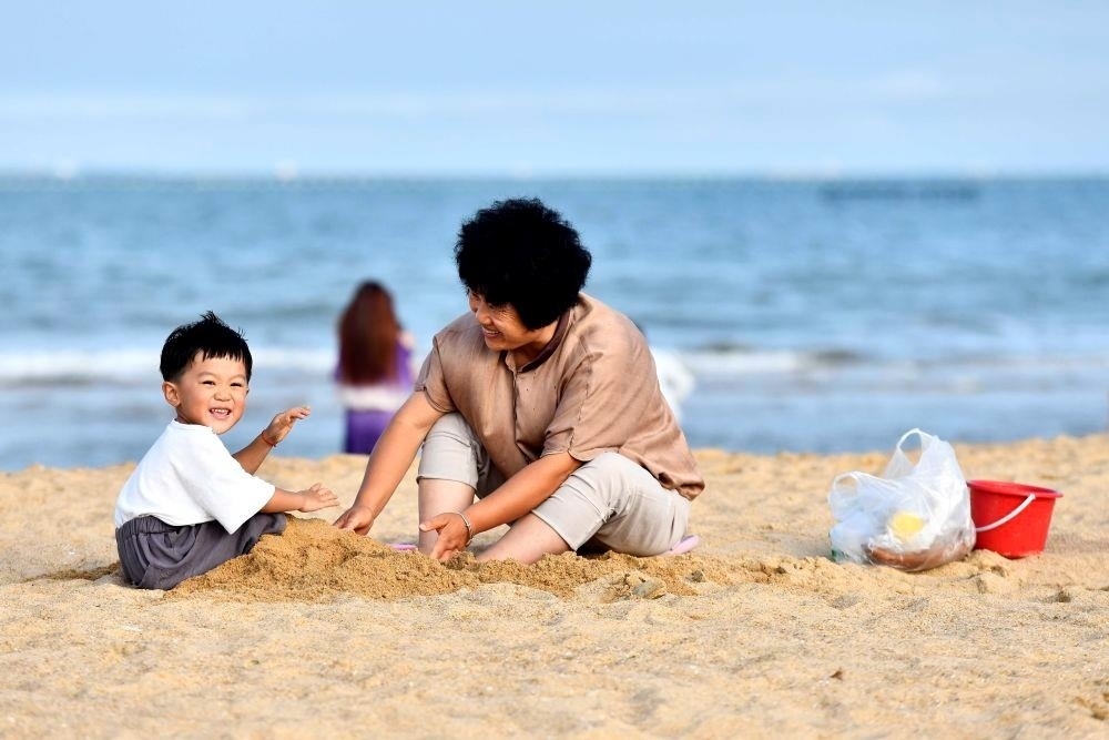 △山東日照陽光海岸綠道沙灘一角。近年來，日照還海于民、還景于民，在保留松林、沙灘、礁石和濕地資源的基礎(chǔ)上，修復(fù)整治生態(tài)岸線，打造出一條長約28公里的陽光海岸綠道，吸引眾多市民游客度假休閑。