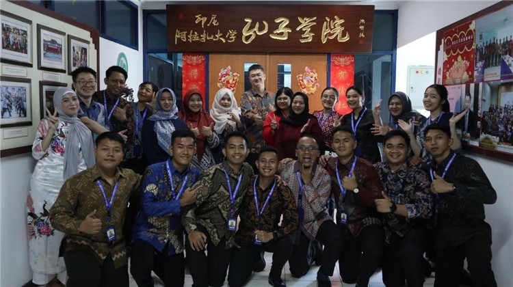 警察 學(xué)員們?cè)诳自洪T口合影?；顒?dòng)主辦方供圖