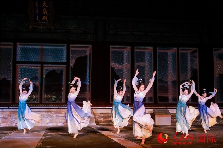 “光影北京——2024世界燈光師大會”開幕式當晚的燈光秀表演。人民網(wǎng)記者 趙益普攝