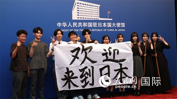 日本小大使現(xiàn)場(chǎng)書寫“歡迎來(lái)到日本”。人民網(wǎng) 許可攝