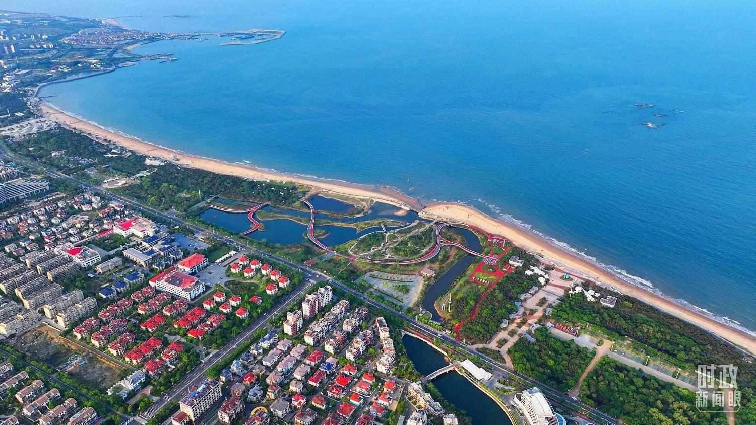 △日照市陽光海岸綠道。近年來，日照市對(duì)沿海裸露場地及岸線破損處進(jìn)行生態(tài)修復(fù)，建成約28公里的陽光海岸綠道，為市民和游客提供了運(yùn)動(dòng)休閑好去處。（總臺(tái)央視記者范凱拍攝）