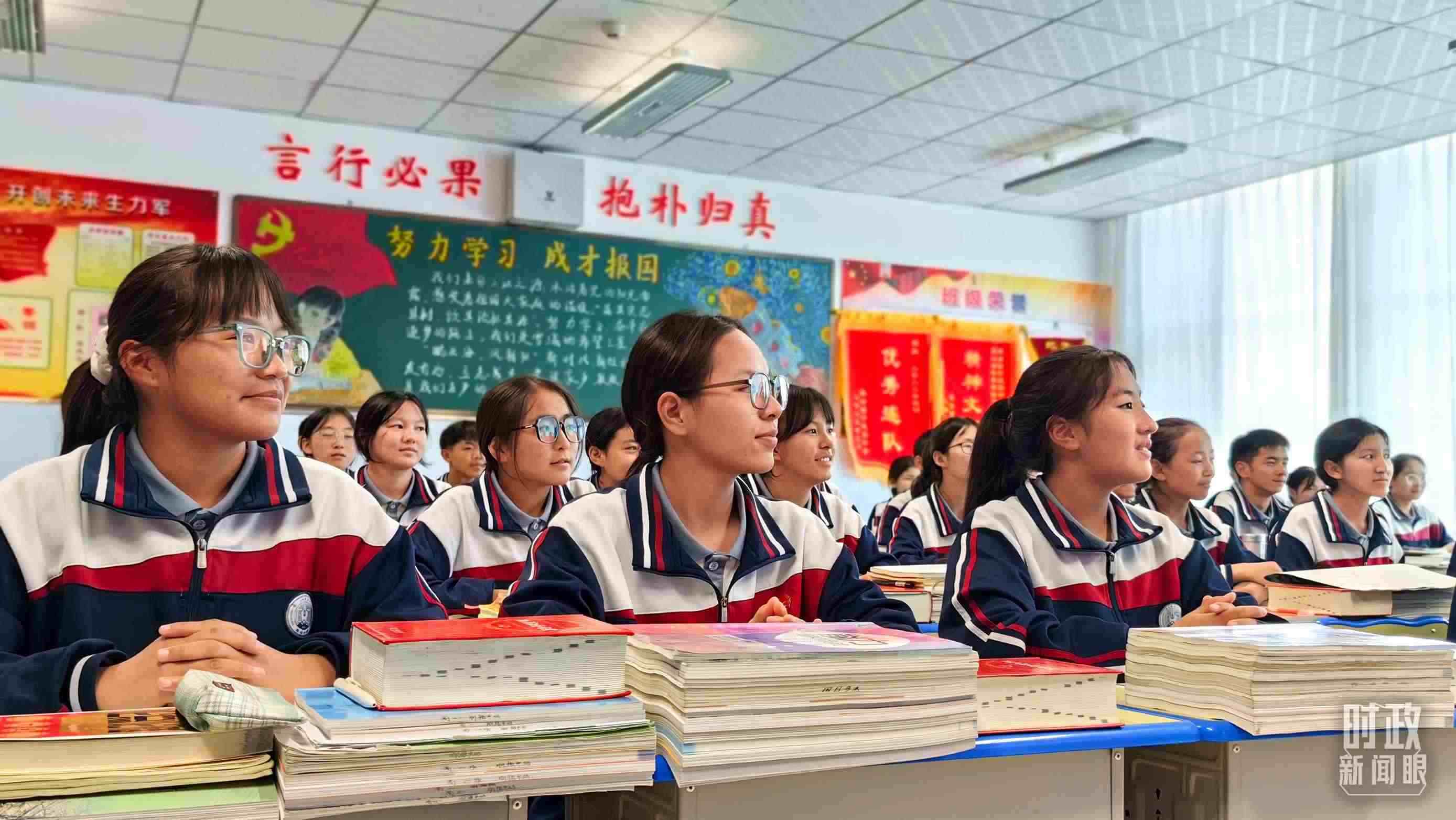 △果洛西寧民族中學(xué)高一（1）班的“新時(shí)代、新家鄉(xiāng)”主題思政課。（總臺(tái)央視記者段德文拍攝）