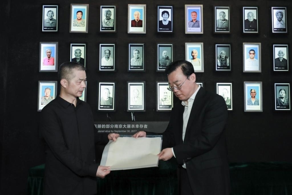南京大屠殺幸存者高如琴的兒子向軍向侵華日軍南京大屠殺遇難同胞紀(jì)念館捐贈高如琴老人相關(guān)物品。（侵華日軍南京大屠殺遇難同胞紀(jì)念館供圖）