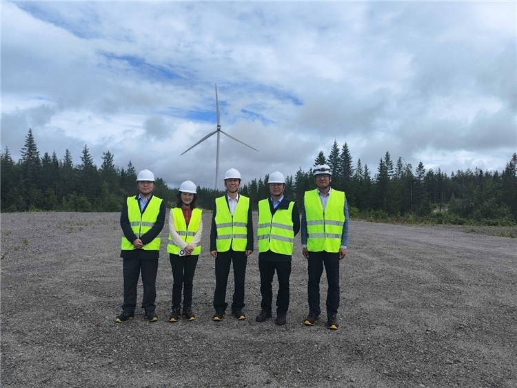 中國(guó)駐瑞典大使崔愛民（中）走訪中廣核歐能瑞典公司。中國(guó)駐瑞典大使館供圖