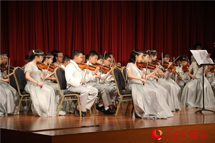 北京市學(xué)生金帆藝術(shù)團(tuán)的學(xué)生們演奏音樂(lè)。人民網(wǎng)記者 李志偉攝