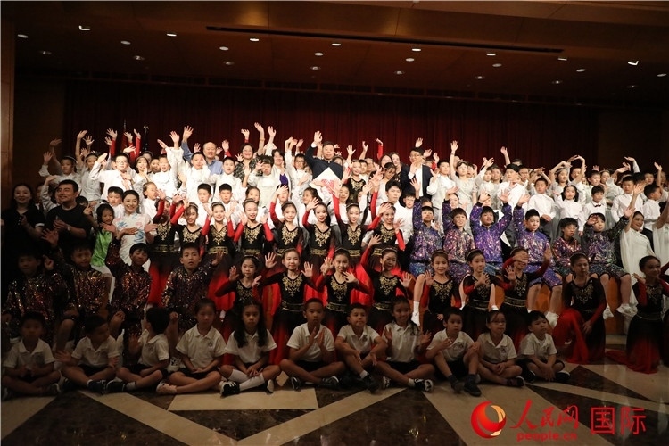 中美青少年藝術(shù)交流匯演活動(dòng)結(jié)束后，嘉賓們與學(xué)生們合影。人民網(wǎng)記者 李志偉攝
