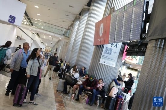 7月19日，在墨西哥首都墨西哥城的貝尼托·華雷斯國際機(jī)場，許多航班被延誤或取消，大量旅客在機(jī)場等待。新華社發(fā)（弗朗西斯科·卡涅多攝）