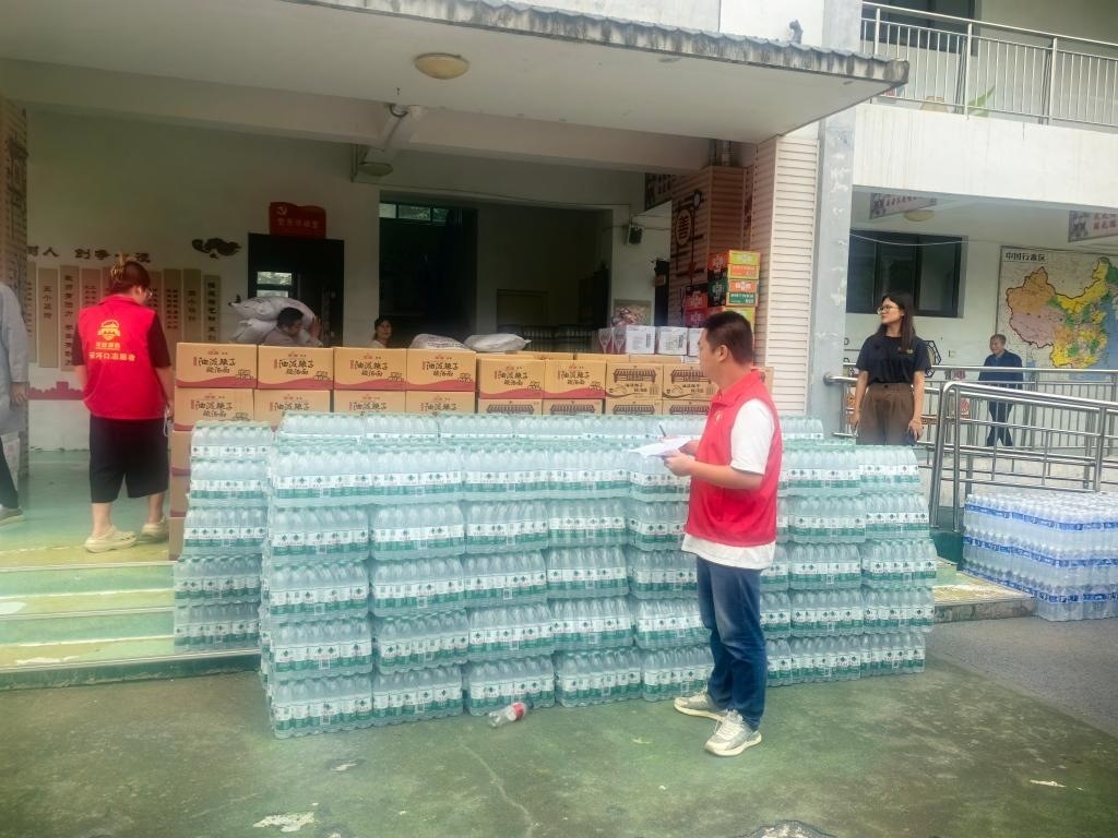 圖為愛心人士向鳳縣河口鎮(zhèn)中心小學(xué)捐贈(zèng)的物資。新華社記者 劉彤 攝