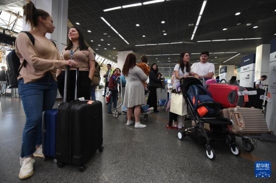 7月19日，受影響航班的旅客在巴西首都巴西利亞機(jī)場等待。新華社發(fā)（盧西奧·塔沃拉 攝）