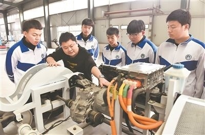 河北省威縣職業(yè)技術(shù)教育中心老師正在為學生講解電動汽車數(shù)字技術(shù)。新華社記者 朱旭東攝