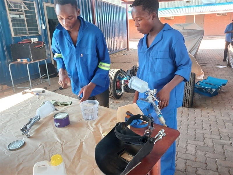南非學(xué)生認(rèn)真改造“老爺車”。索尚古夫技術(shù)高中供圖