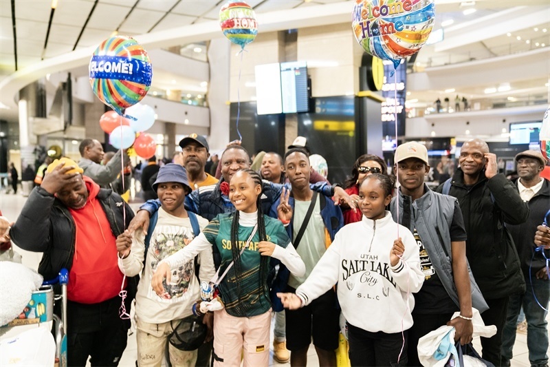 家長們熱情歡迎從中國歸來的學(xué)生。希拉茲·莫林?jǐn)z