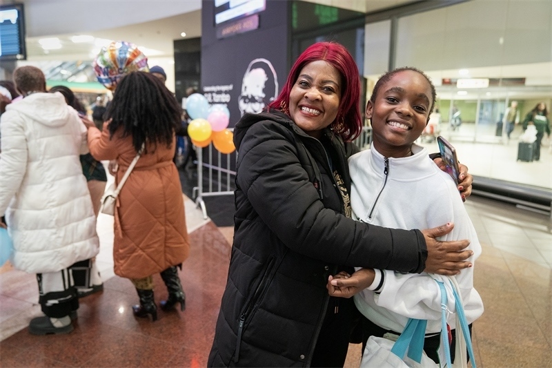 學(xué)生與家長相擁歡慶。希拉茲·莫林?jǐn)z