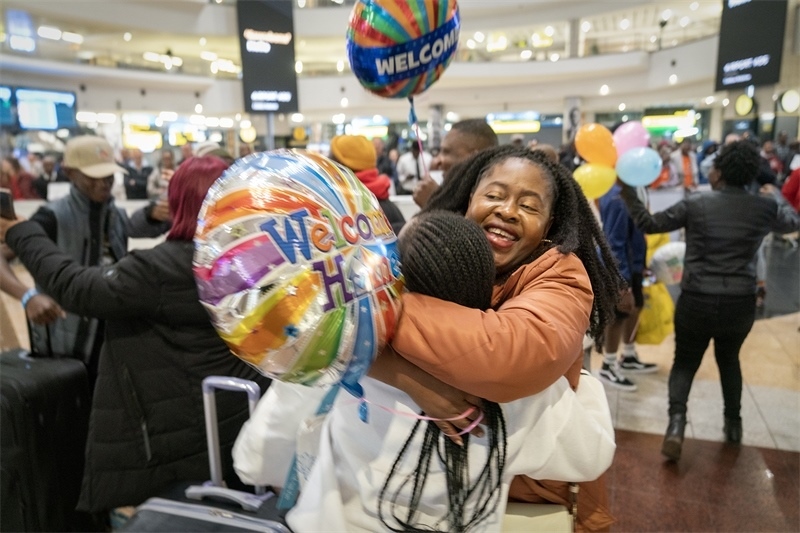 學(xué)生與家長相擁歡慶。希拉茲·莫林?jǐn)z