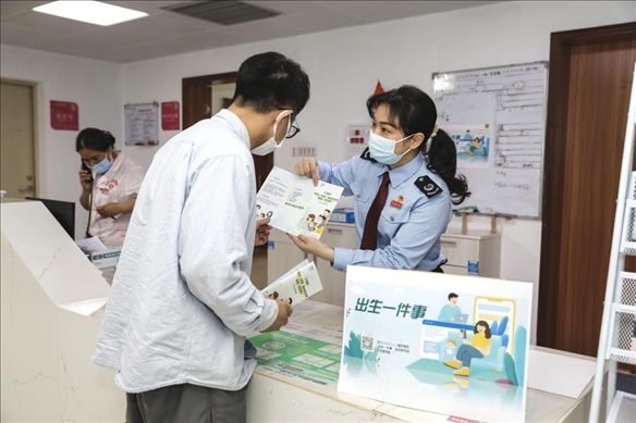 志愿者為葉先生介紹新生兒相關(guān)服務(wù)。云浮市稅務(wù)局供圖