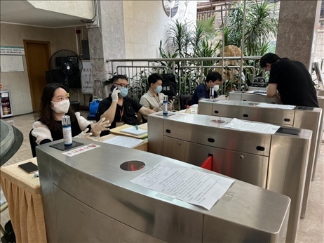 廣州市越秀區(qū)教育局現(xiàn)場審核返區(qū)生辦理材料，采用“提前網(wǎng)上預(yù)約、現(xiàn)場分批辦理”的方式進(jìn)行。廣州市越秀區(qū)教育局供圖