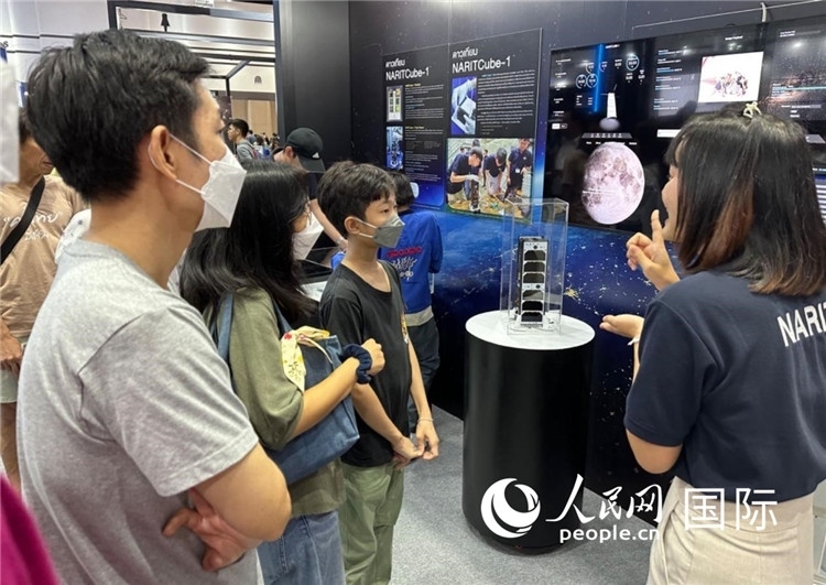 泰國(guó)國(guó)家天文研究所工作人員向觀眾科普天文知識(shí)。人民網(wǎng)記者 簡(jiǎn)承淵攝