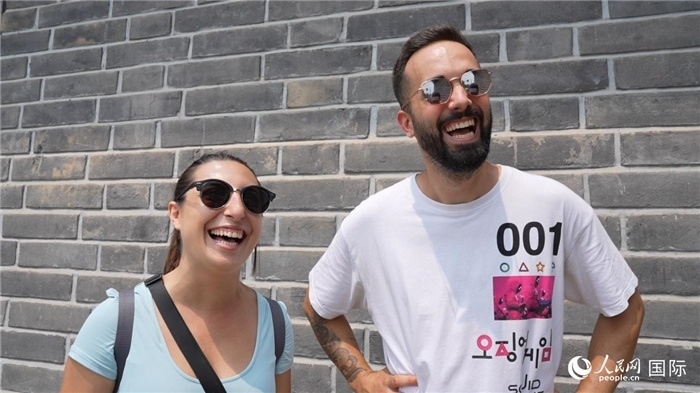 圖為西班牙籍游客塔瑪拉·魯伊斯·查莫羅（左）和馬克·普拉達(dá)·巴約納（右）。人民網(wǎng)記者 吳超嵐攝