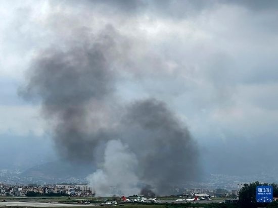 這是7月24日在尼泊爾加德滿都特里布萬機場拍攝的濃煙。目擊者說，一架飛機在尼泊爾加德滿都特里布萬機場墜毀。新華社/美聯(lián)