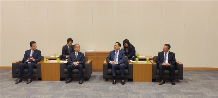 4月11日，楊萬明會長在東京會見日中友好議員聯(lián)盟會長二階俊博（左二）。中國人民對外友好協(xié)會供圖