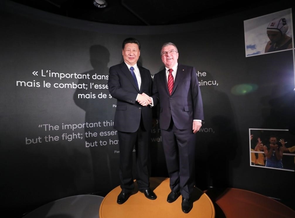 2017年1月18日，國(guó)家主席習(xí)近平在瑞士洛桑國(guó)際奧林匹克博物館會(huì)見國(guó)際奧林匹克委員會(huì)主席巴赫。這是習(xí)近平和巴赫在奧運(yùn)冠軍領(lǐng)獎(jiǎng)臺(tái)上合影。新華社記者 蘭紅光 攝