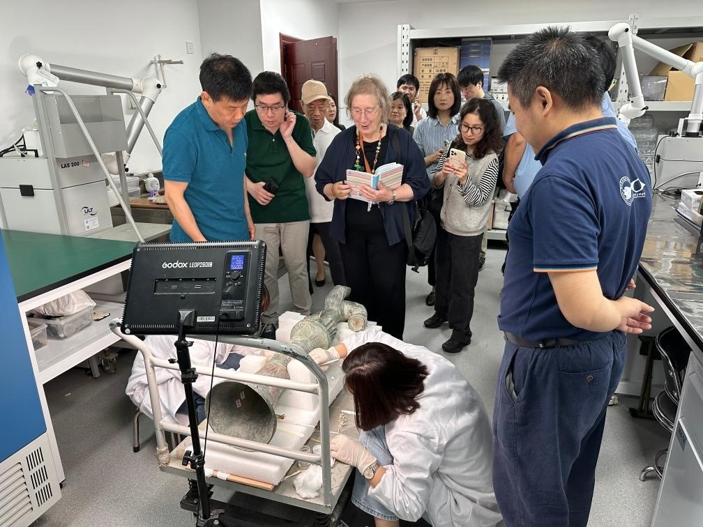 2024年5月28日，英國考古學(xué)家、牛津大學(xué)教授杰西卡·羅森在文物保護(hù)修復(fù)實(shí)驗(yàn)室觀摩文物。新華社發(fā)（四川省文物考古研究院供圖）