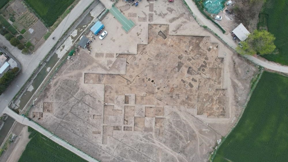 這是2024年3月23日拍攝的四川省廣漢市三星堆遺址發(fā)掘區(qū)（無人機(jī)照片）。新華社發(fā)（四川省文物考古研究院供圖）