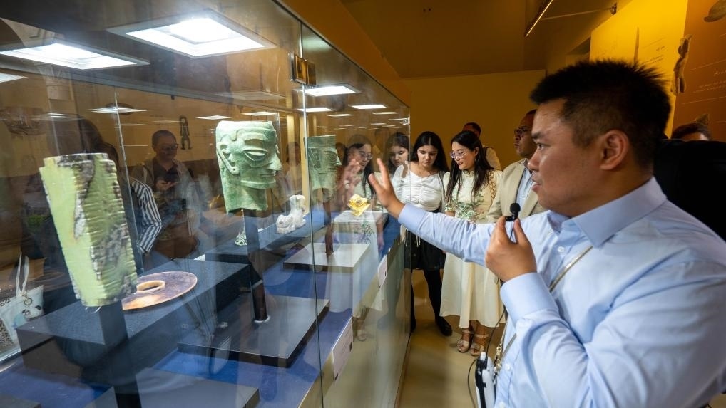 2024年6月14日，冉宏林在埃及開羅舉辦的“三星堆·金沙”主題數(shù)字展上向埃及公眾介紹三星堆文化。新華社發(fā)（四川省文物考古研究院供圖）