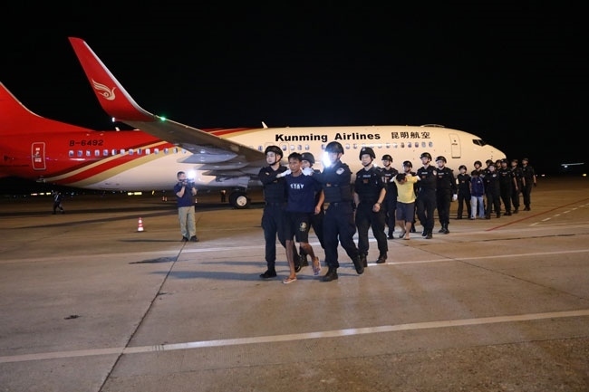 押解現(xiàn)場(chǎng)。公安部供圖