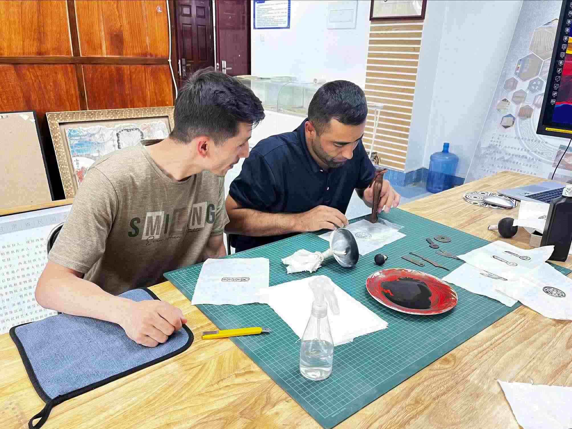 營員們動(dòng)手體驗(yàn)“非遺”技藝。校方供圖