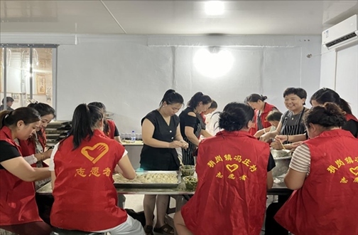 志愿者在以孝治家大食堂工作。（受訪者供圖）