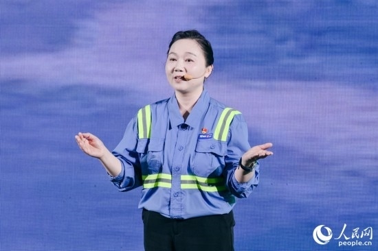 黃英紅講述在互聯網“種地”的故事。人民網攝