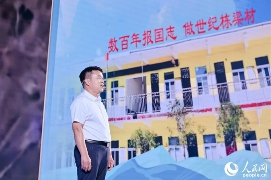 張玉滾分享用一根扁擔送孩子們走出大山的故事。人民網攝